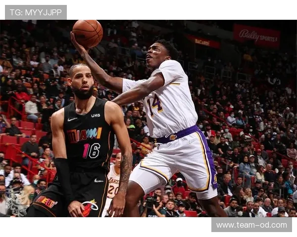 乔·约翰逊无球跑位创造机会效率领先队友明显提升进攻节奏