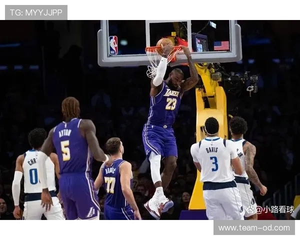 戴维斯挡拆为詹姆斯拉开空间比上季终结更稳