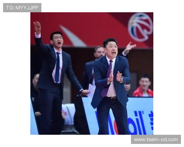 独立队赛前热身中锋线组合调整引发球迷热议